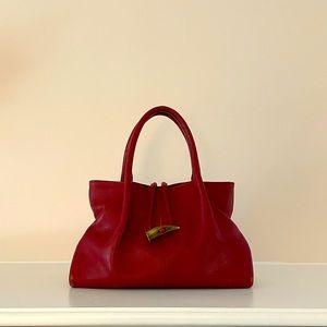A classic Burberry tote in supple red leather
with Haymarket Check sides.